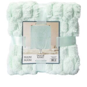 Room 2 Room Faux Fur Blanket 50" × 60" Brand New With Tags Light Mint Green